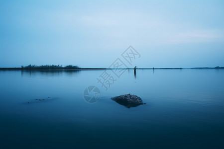 水天一线的湖泊自然景观图片