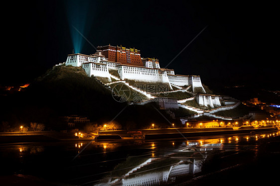 布达拉宫的夜景图片