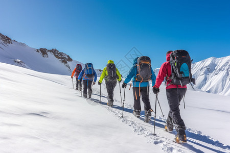 户外雪山登山队伍高清图片