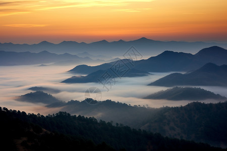 山峦日出的美景图片