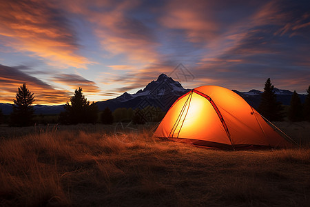 发光的露营帐篷图片