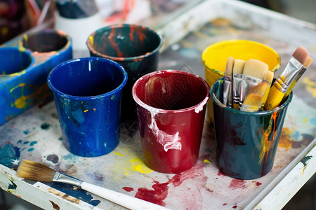 多彩涂料多彩的油漆桶背景