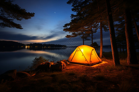 树木旁的照明帐篷高清图片