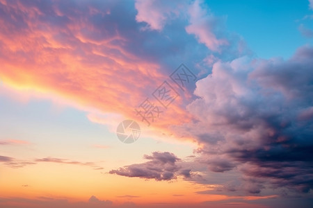 黄昏天天空中美丽的云彩背景