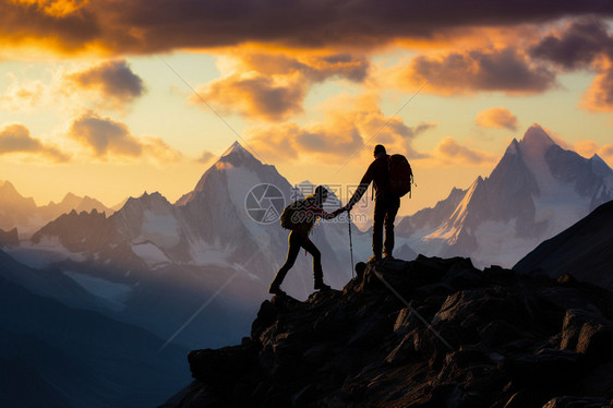 攀登的登山者图片