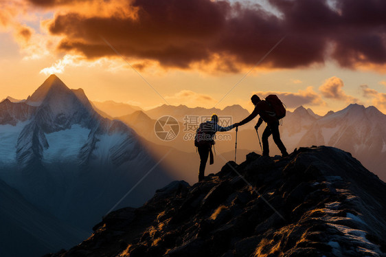 互助的登山者图片