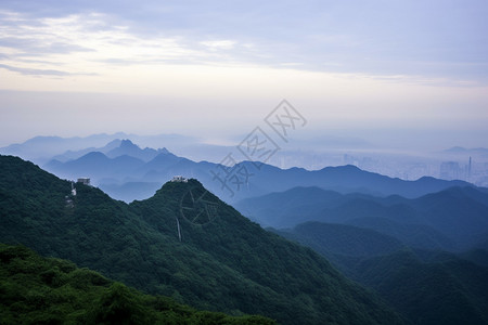 连绵的山脉背景图片