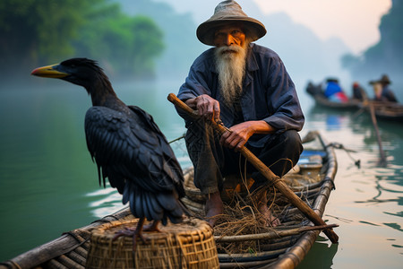 在湖面泛舟的渔夫图片