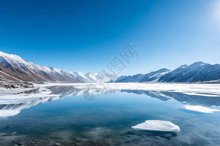 蓝天下的高原湖泊图片