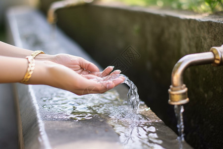 水龙头喝水晴空下洗手的场景背景