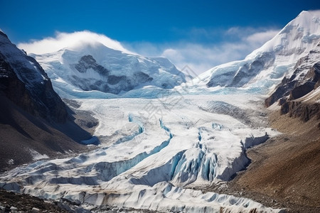 大山深沟里的积雪图片