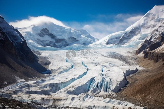 大山深沟里的积雪图片