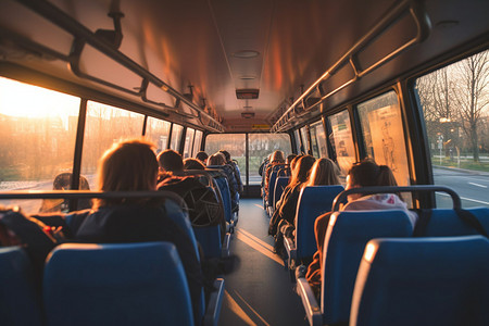 阳光照耀下的巴士乘客图片