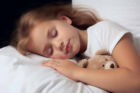 抱着玩具睡觉的小女孩图片