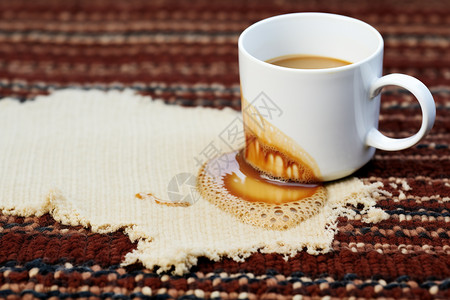 咖啡溢出洒在地毯上图片