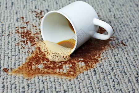 咖啡翻倒在地毯图片