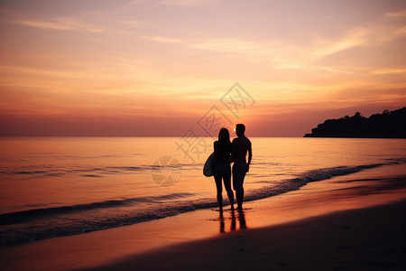 恋人在海边游玩图片