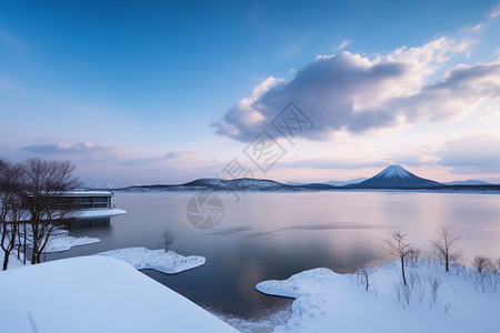 蓝天白云下的湖景观背景