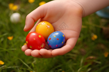 户外草地上的复活节彩蛋图片