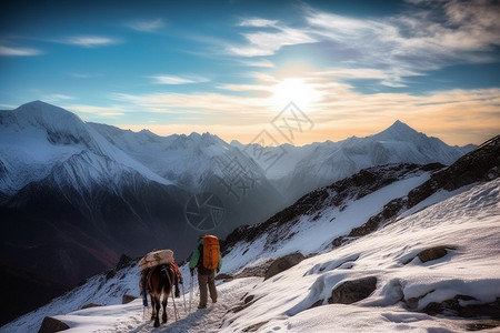 正攀登着雪山的人图片