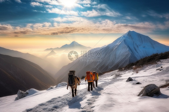 背包客登山的景象图片