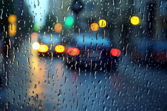 暴风雨淋湿的汽车玻璃图片