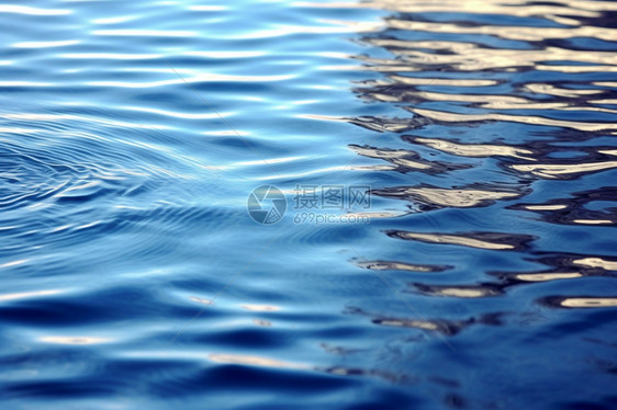 平静的蓝色水面图片