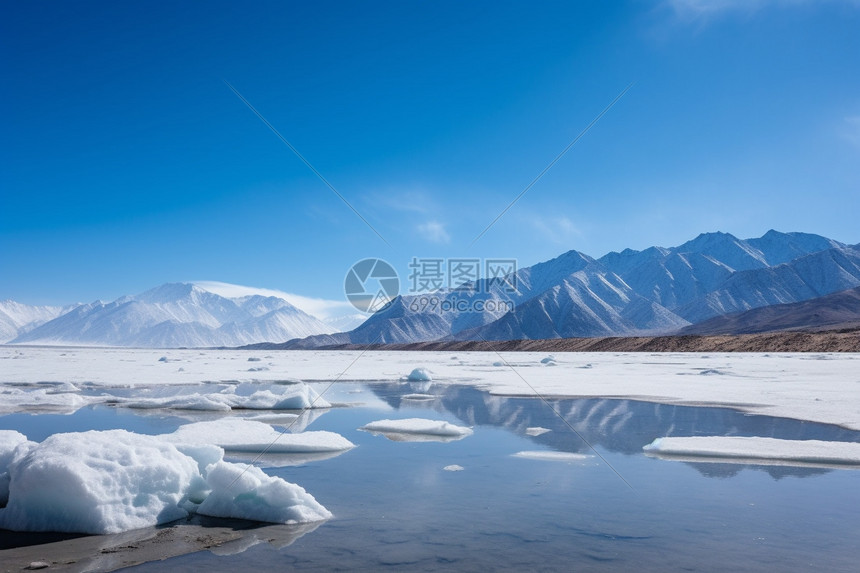 新疆雪山的壮观景色图片