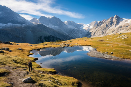 湖泊和远山的美丽风景图片