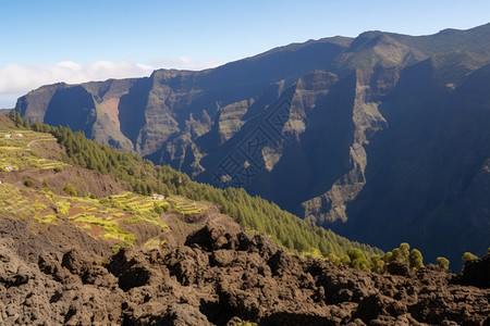 陡峭的山峰图片