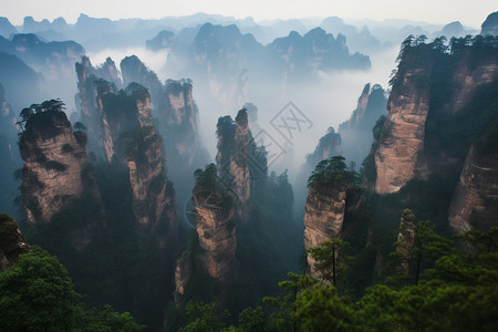 云雾中高耸的群峰悬崖风景图片