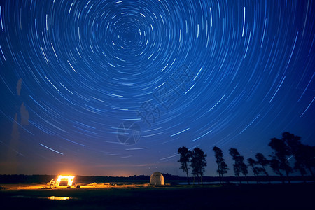 夜空中的星星轨迹图片