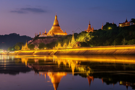 夜晚明亮的传统建筑图片