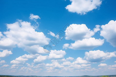 蓝色多云的天空图片