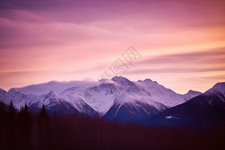 夕阳下的雪山粉色夕阳下壮观的雪山背景