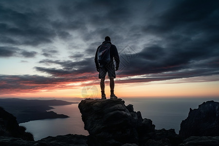 日出下孤独的登山者图片