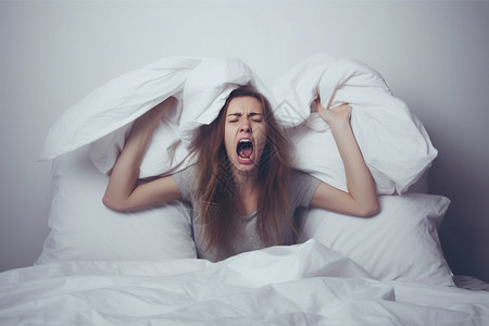 卧室头疼失眠抓狂的女子图片