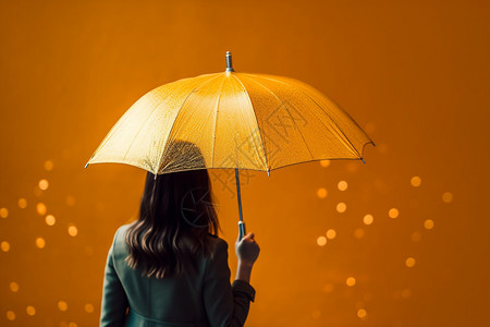 多雨季节撑着雨伞的女人背景