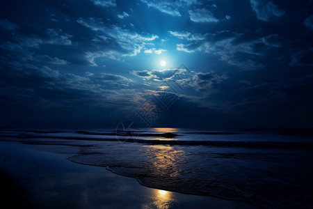 月光下宁静的海面图片