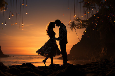 夕阳海滩边亲密的情侣图片