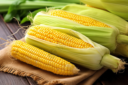 新鲜的玉米晒玉米棒高清图片