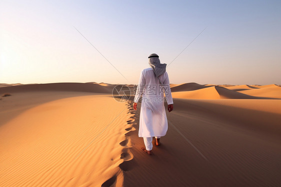 沙漠上行走的人图片