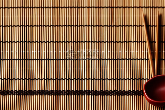 桌子上木制的竹帘图片