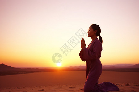 瑜伽日女子双手紧握祈祷背景