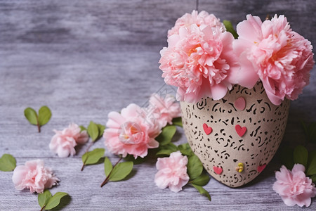 花瓶中美丽的康乃馨图片