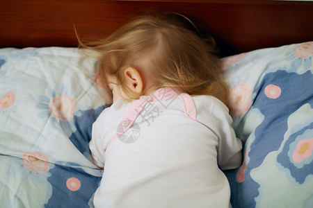 趴着睡觉的小女孩高清图片