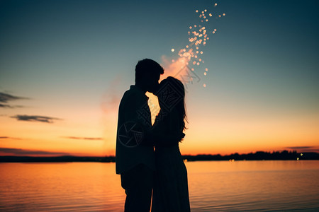 黄昏时分沙滩上接吻的情侣高清图片