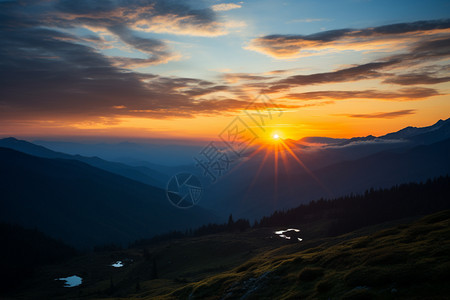 大山里的日出日落背景图片