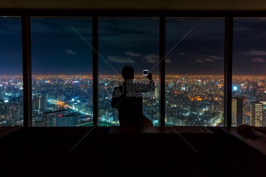 摩天大楼下的城市夜景图片