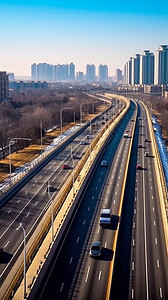 城市道路中行驶的汽车图片